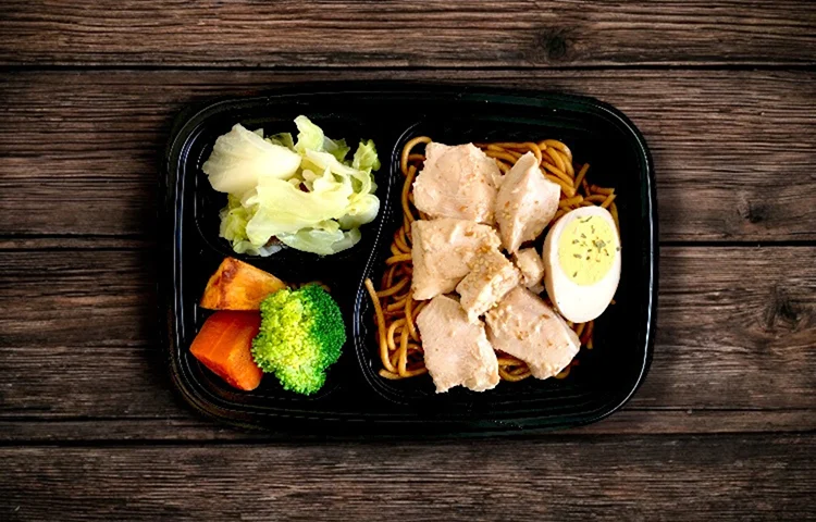 焙煎胡麻嫩雞炒麵