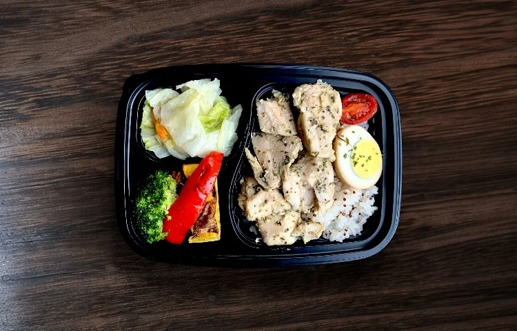 舒肥嫩雞佐義式青醬